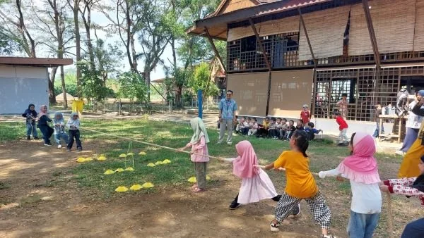 Sekolah Alam Bosowa menggelar Festival Permainan Tradisional. (Dok: Ist)