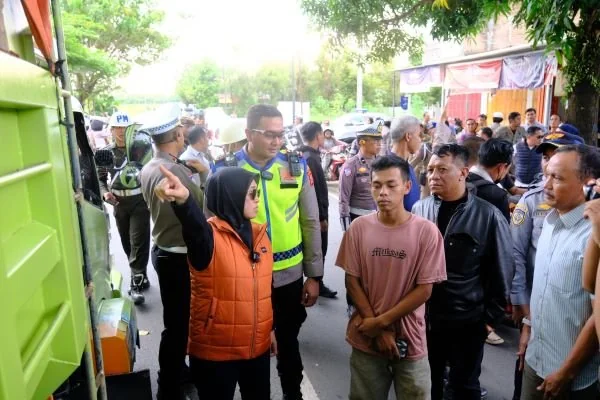 Bupati Gowa, Sitti Husniah Talenrang saat melakukan razia angkutan tambang (Dok : ist).