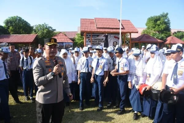 Kapolres Bulukumba AKBP Restu Wijayanto, S.I.K., bertindak sebagai Inspektur Upacara (Irup) pada kegiatan Masa Pengenalan Lingkungan Sekolah (MPLS) di SMP Negeri 1 Bulukumba. (Dok: Ist)