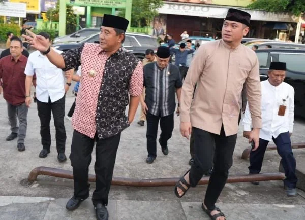 Pj Gubernur Sulsel, Bahtiar Baharuddin dan Bupati Gowa, Adnan Purichta Ichsan di Gowa, Senin (18/3).