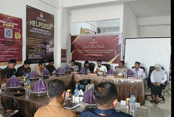 KPU Jeneponto bersama Bawaslu, TNI, Polri, dan Dinas Dukcapil Jeneponto saat melakukan Rapat Pleno Terbuka Pemutakhiran Data Pemilih Berkelanjutan (PDPB) Triwulan IV Tahun 2025.