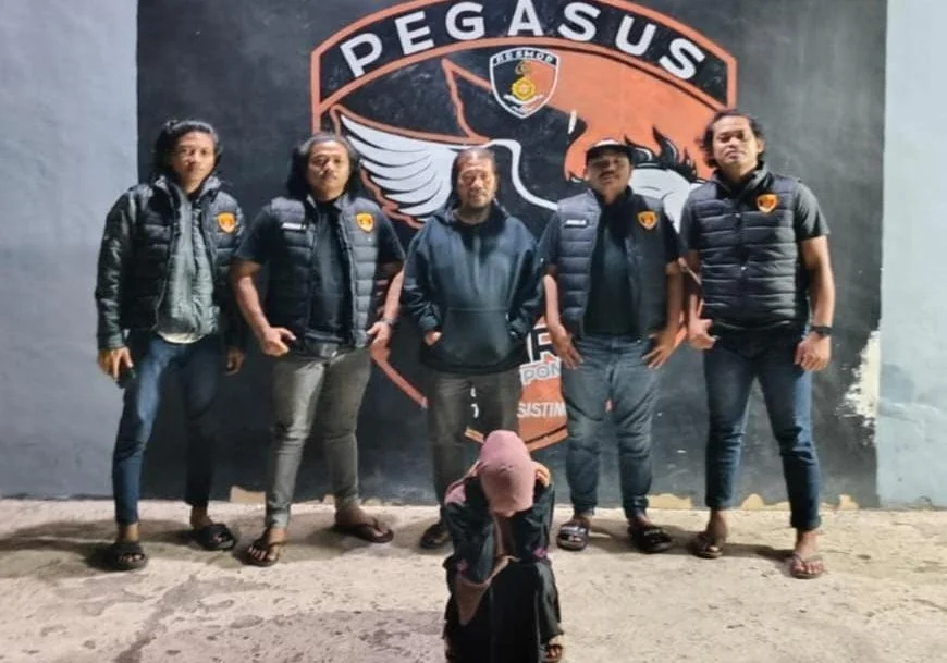 Tim URC Pegasus Satreskrim Polres Jeneponto mengamankan terduga pelaku pencurian iphone (Dok: Ist)