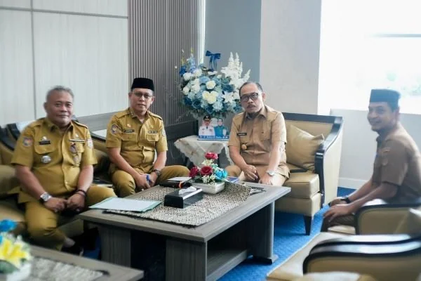 Gubernur bersama Sekprov Sulbar dan kepala OPD terkait (dok: ist)
