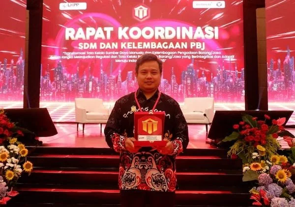 Kepala Biro Barang dan Jasa (Barjas) Sulsel, Kasman saat menerima penghargaan di Jakarta (Dok: Ist)