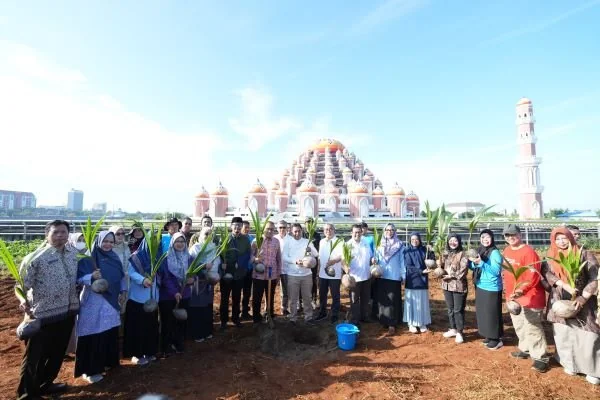 Pj Gubernur Sulawesi Selatan bersama keluarga besar Dinas Tanaman Pangan, Hortikultura dan Perkebunan (TPH-BUN) Provinsi Sulsel saat penanaman pohon kelapa di Taman Religi Center Point of Indonesia (CPI),