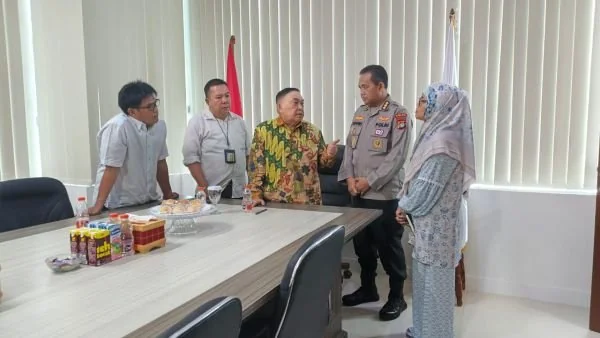 Wagub Sulbar saat bertemu dengan Kabid Dokkes Polda Sulbar bahasa strategi menanggulangi Stunting dan kemiskinan ekstrem (Dok : Ist).