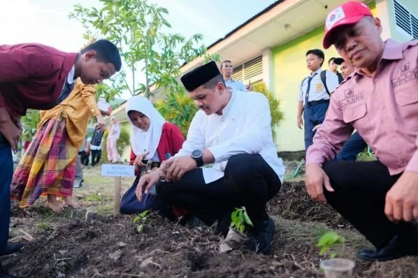Bupati Bantaeng M. Fathul Fauzy Nurdin saat menghadiri peluncuran Sekolah Berbasis Ketahanan Pangan Lokal (Dok : Ist).