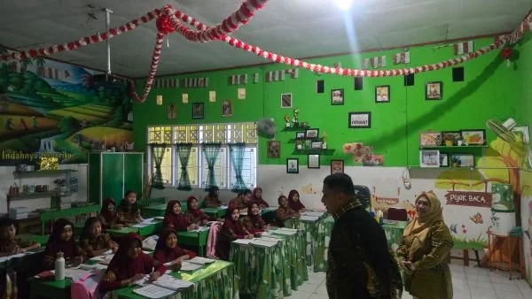 Wali Kota Makassar Munafri Arifuddin saat Melakukan Sidak di SD Negeri Mattoangin, (Dok: Ist).