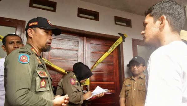 Satpol PP Provinsi Sulawesi Selatan menyegel sejumlah bangunan ilegal di kawasan GOR Sudiang. (Dok. Ist)