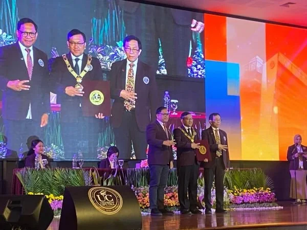 Pelantikan serta Serah Terima Jabatan Ketua STIE Ciputra Makassar dari Ketua STIE Ciputra Makassar (2021-2025), Tony Antonio kepada Ketua STIE Ciputra Makassar 2025, E. Elia Ardyan di Universitas Ciputra (Dok: Nofi KabarMakassar)