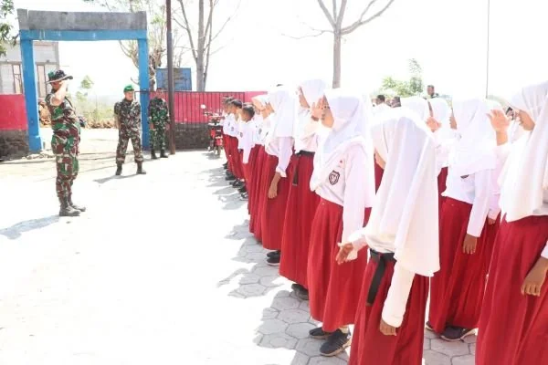 Pasi Ter TMMD Letda Cba Hasanuddin bersama Serda Muhammad Ali saat memberikan pendidikan PBB ke Siswa-siswi di SD Negeri 21 Bangkala Barat (Dok : Ist).
