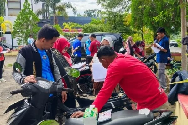 Tim gabungan saat memeriksa kendaraan Dinas Kelautan dan Perikanan (Dok : Ist).