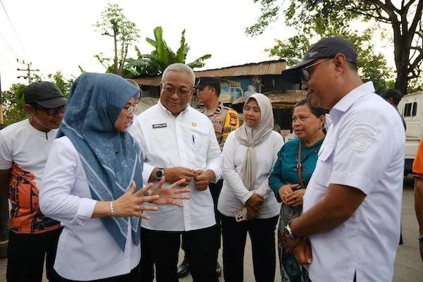 Bupati Gowa, Sitti Husniah Talenrang, saat Turun ke Lokasi untuk Meninjau Kondisi Saluran Air, (Dok: Ist).