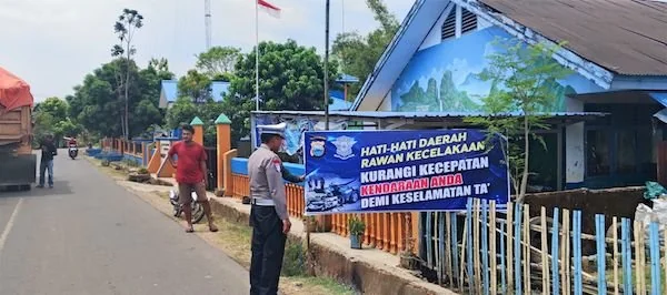 pemasangan spanduk cegah kecelakaan di Maros (Dok: Ist)