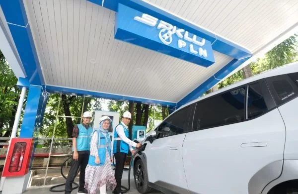 General Manager PLN UID Sulselrabar, Edyansyah (kanan) dan Senior Manager Niaga dan Manajemen Pelanggan, Yuli Ashaniais (tengah) saat melakukan pengecekan SPKLU Kantor PLN UID Sulselrabar (Dok: Ist)