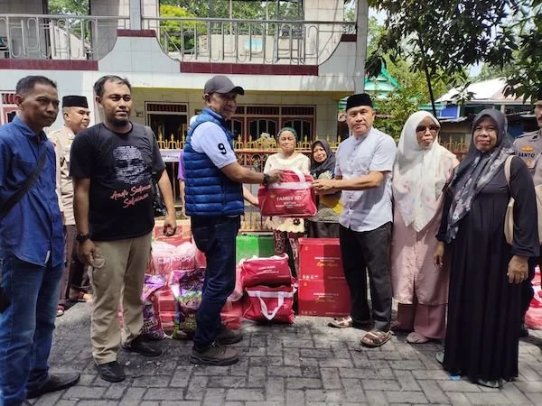 Pemberian bantuan dari Pemprov Sulsel melalui Dinsos Sulsel untuk korban kebakaran (Dok: Ist)