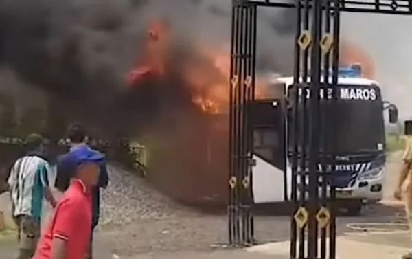 Tangkapan layar mobil bus SIM keliling Satlantas Polres Maros yang terbakar (Dok: Ist)
