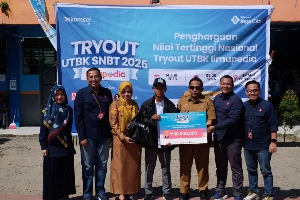 Peraih Top Scorer Ilmupedia Tryout UTBK dari Indonesia Timur, Muhammad Alim Praditya menerima bantuan pendidikan dari Telkomsel (Dok: Ist).