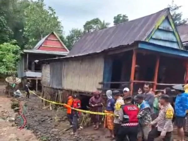 ajaran Polres Jeneponto saat melakukan upaya evakuasi di Desa Bontotiro (Dok : Ist).