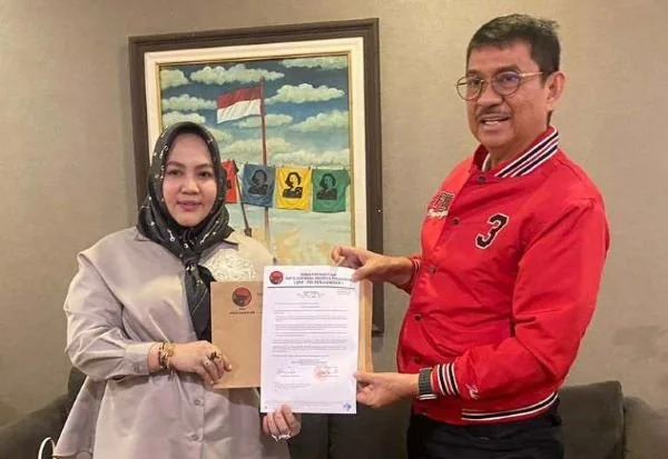 Bakal calon Walikota Palopo 2024, Putri Dakka saat menerima surat tugas dari PDI Perjuangan yang diserahkan oleh Ketua DPD PDI Perjuangan Sulsel Andi Ridwan Wittiri (Dok : ist).