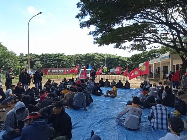 Puluhan buruh yang pernah bekerja dibawah naungan Perusahaan tambang Nikel PT. Huadi di Kabupaten Bantaeng  saat menggelar aksi unjuk rasa (Dok : Ist).