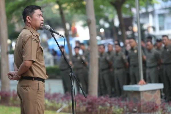 Pjs Wali Kota Makassar, Andi Arwin Azis, saat memimpin apel pagi di halaman Balai Kota (Dok : Ist).