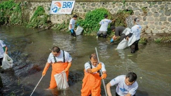 Upaya BRI mengurangi pencemaran air akibat penumpukan sampah serta mengedukasi masyarakat tentang pentingnya menjaga kebersihan sungai (Dok : Ist).