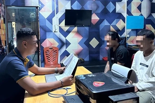 Penyidik Polres Bulukumba saat memeriksa terduga pelaku kasus penikaman di Pasar Tua.