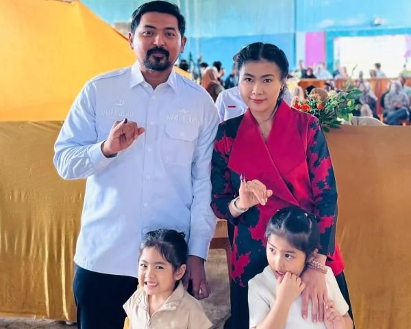 Calon Wakil Bupati Lutim, Mochammad Andi Akbar Leluasa bersama keluarga (Dok : Ist).