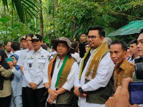 Sekretaris Jenderal Partai Solidaritas Indonesia (PSI), Raja Juli Antoni (pakai topi) (Dok : Sinta KabarMakassar).