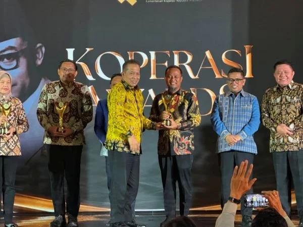 Gubernur Sulsel meraih Bakti Koperasi Nayaka Mahambara di Ajang Koperasi Awards 2026 (Dok: Ist)