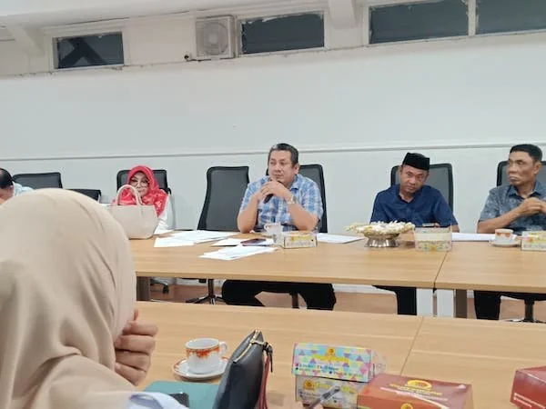 Anggota Panitia Khusus (Pansus) LKPJ DPRD Makassar, Azwar Rasmin (Kemeja Kotak Biru) saat Rapat (Dok: Sinta KabarMakassar).