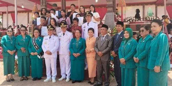 Foto bersama 13 pasutri peserta pencatatan sipil dengan Bupati Tator Zadrak Tombeng, dan Wakil Bupati Tator Erianto L Paundanan, Kepala dinas Dukcapil Andarias Saranga', serta Ketua dan anggota PKK Tator usai Upacara HUT RI ke 81, Senin(17/8/2026).