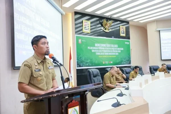 Pejabat sementara (Pjs) Wali Kota Makassar, Andi Arwin Azis saat menghadiri rapat monitoring dan evaluasi (monev) terkait pelaksanaan Anggaran Pendapatan dan Belanja Daerah (APBD) Kota Makassar (Dok : Ist).