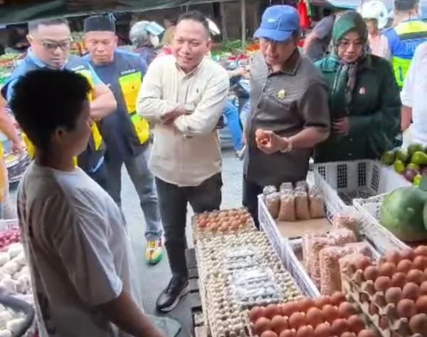 Komisi B DPRD kota Makassar saat Sidak Harga Pangan di Pasar Terong, (Dok: Ist).