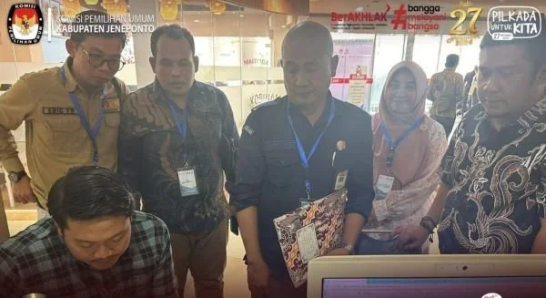 Komisioner Teknis Penyelenggaraan KPU Jeneponto, Arifandi bersama  komisioner KPU dan Bawaslu lainnya saat melakukan pengawasan MCU paslon Bupati di RS Wahidin Sudirohusodo UNHAS (Dok : Ist).
