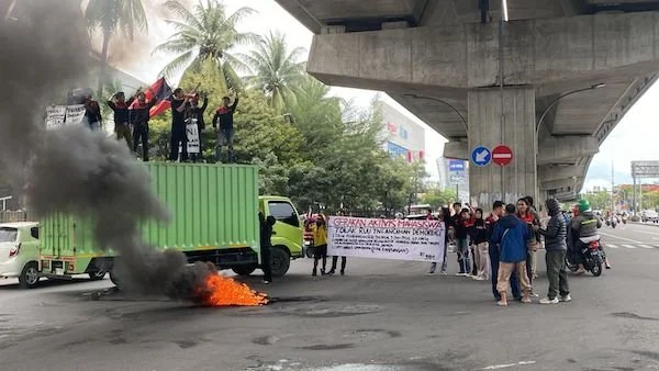 Aksi unjuk rasa mahasiswa yang tergabung dalam GAM di Jalan AP Pettarani (Dok: Atri KabarMakassar)