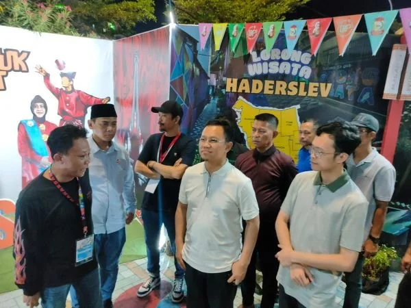 Waketum PPP, Amir Uskara saat diwawancara awak media di sela-sela kunjungnya di F8 Makassar (Dok: Atri KabarMakassar)