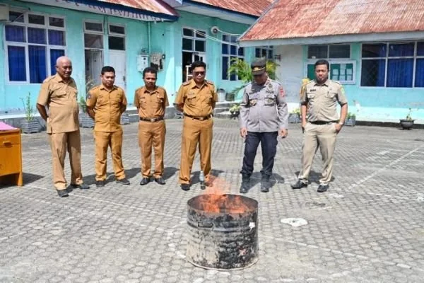 Dinas Pendidikan (Disdik) Kabupaten Sinjai melakukan pemusnahan blangko ijazah dengan cara dibakar di Halaman Kantor Disdik Jalan R.A. Kartini, Sinjai Utara (Dok : Ist).