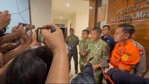 pangdam memberikan keterangan di kantor basarnas  (Foto : Dwiki Luckianto Septiawan KabarMakassar)