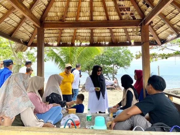 Wabup Lutim Puspawati Husler meninjau objek wisata Pantai Ujung Suso (dok. Ist)