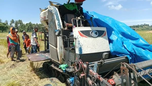 Mobil combine (pemotong padi) jenis Kubota type DC 70 dibakar Orang Tak Dikenal (OTK).