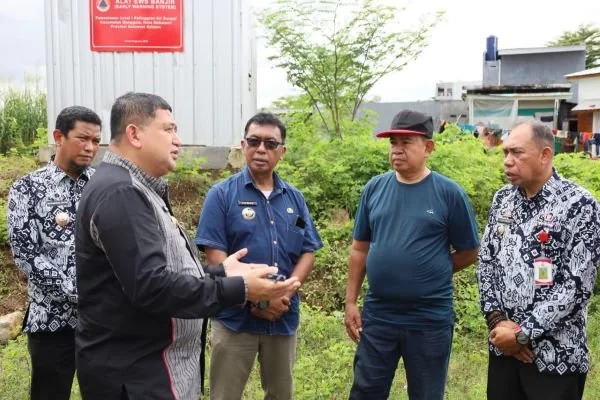 Wali Kota Makassar Munafri Arifuddin saat Meninjau Blok 10 Antang lokasi Langganan Banjir (Dok: Ist).