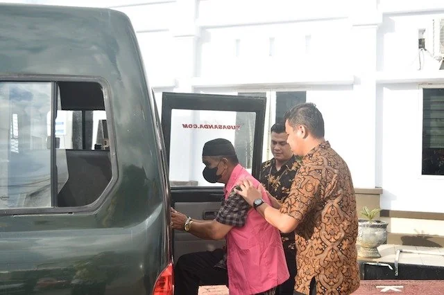 Kejaksaan Negeri Pangkep saat menahan tersangka dugaan tindak pidana korupsi dalam Pembangunan Saluran Irigasi (Tersier) Kabupaten Pangkep Tahun 2019 hingga Tahun 2023.