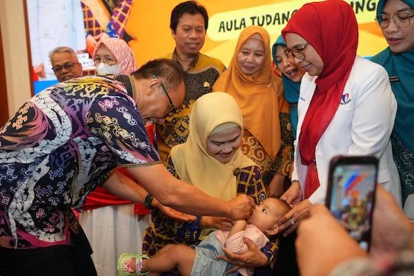 Pj Gubernur Sulsel, Prof Zudan Arif Fakrulloh dan Bunda PAUD Sulsel, Ninuk Triyanti pada pemberian vaksin polio putaran kedua (Dok: Ist)