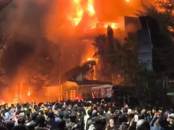 Gedung DPRD Makassar dibakar massa aksi (Dok : Ist).