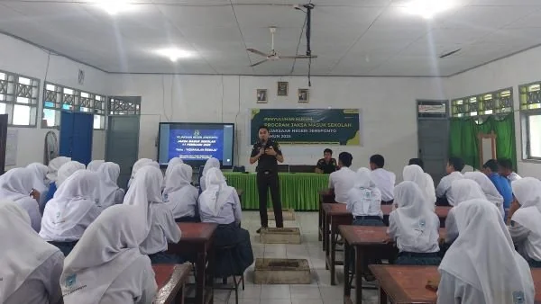 Kasubsi II intelijen Kejari Jeneponto, Fathir Bakkarang saat menggelar sosialisaso di SMAN 5 Jeneponto (Dok : Ist).