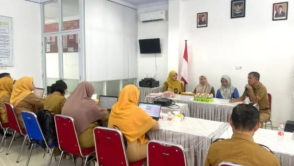Dinkes Polman dan Dinkes Sulbar saat mendatangi Puskesmas Pambusuang (Dok : Ist).