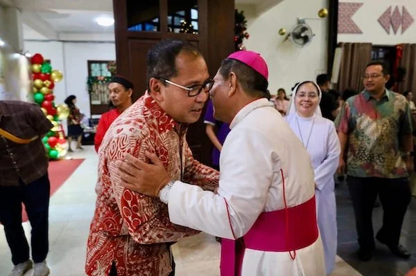 Wali Kota Makassar, Danny pomanto saat menghadiri Open House Natal 2024 oleh Keuskupan Agung Makassar (dok ist)