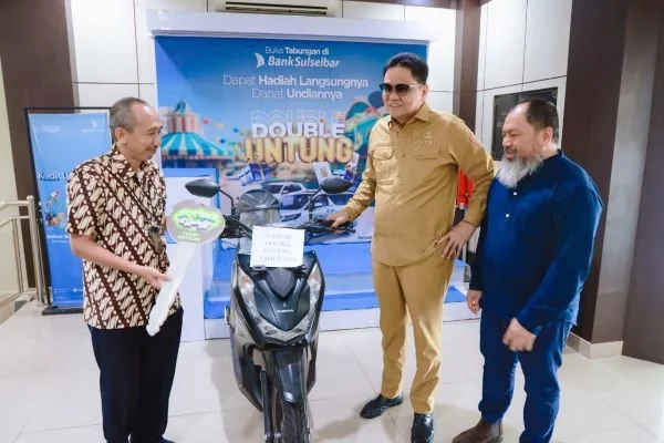 Bupati Barru, Suardi Saleh, dinyatakan sebagai pemenang undian Double Untung Bank Sulselbar (Dok : Ist).